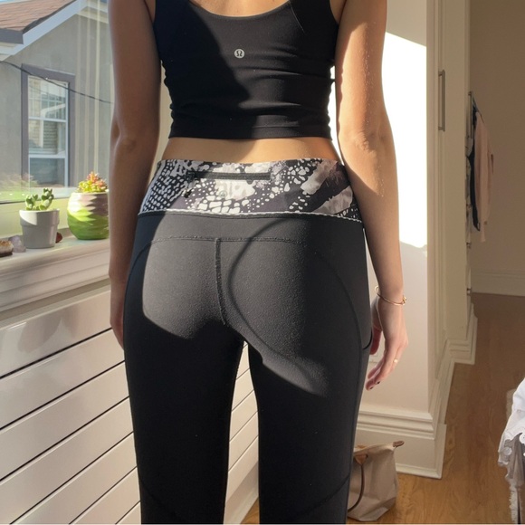 BLACK LULULEMON LEGGINGS - Picture 2 of 16